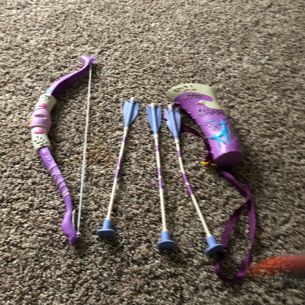 Disney tangled bow & arrow set for kids like new